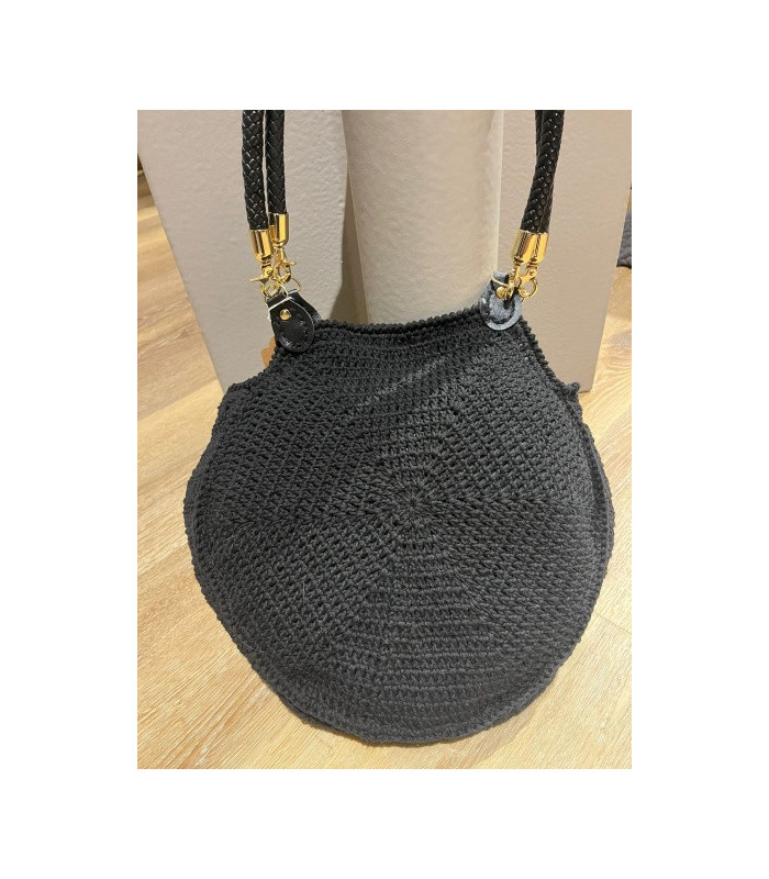 Borsa morbida Crochet fatto a mano, con manici intrecciati in ecopelle e dettagli in oro Dimensioni:  29 X 28 CM ( con manici H