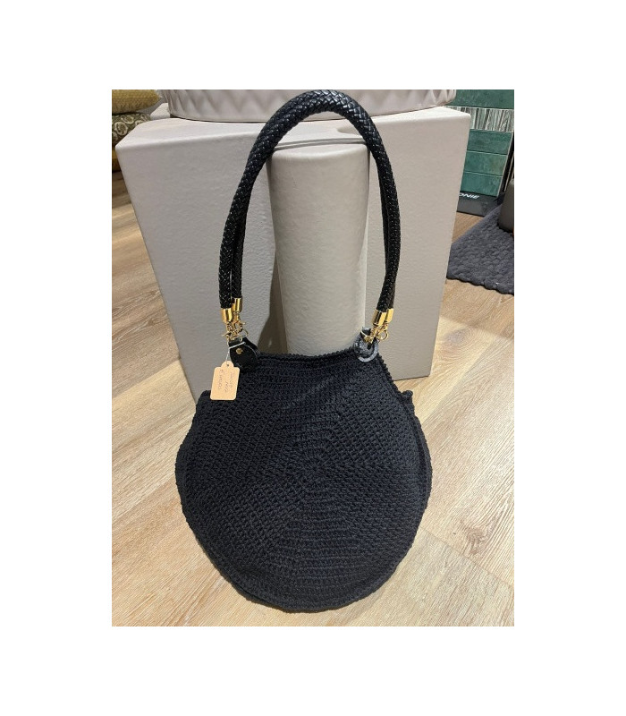 Borsa morbida Crochet fatto a mano, con manici intrecciati in ecopelle e dettagli in oro Dimensioni:  29 X 28 CM ( con manici H